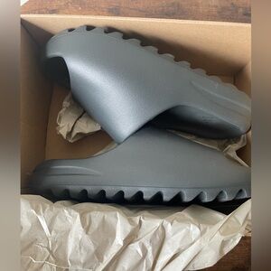 Yeezy slide in black. Release date March 2024 worn once runs big